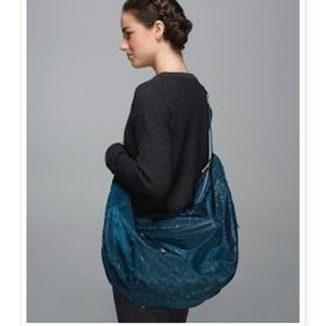 Lululemon resolution hobo bag